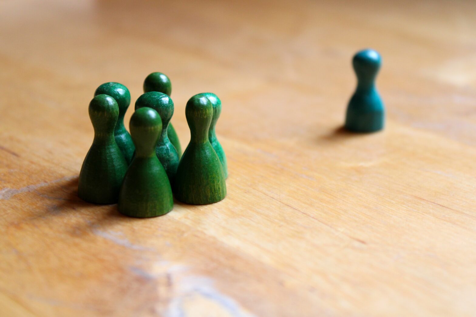 Bild Enthält Spielfiguren eine Gruppe und eine einzelne wie Ausgestoßen als Symbol Für den Diskurs über Intersektinonalität, Privilegien und Diskriminierung